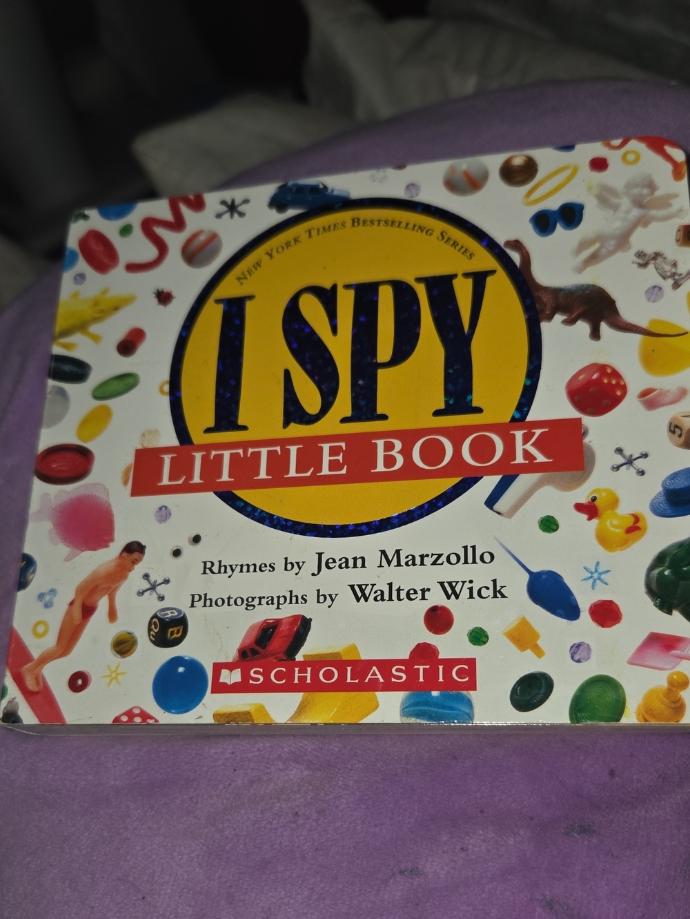 Scholastic I SPY Little Book - Yellow, Red, Blue, White